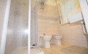 appartamenti SUNBEACH: B5/SB - bagno con box doccia (esempio)