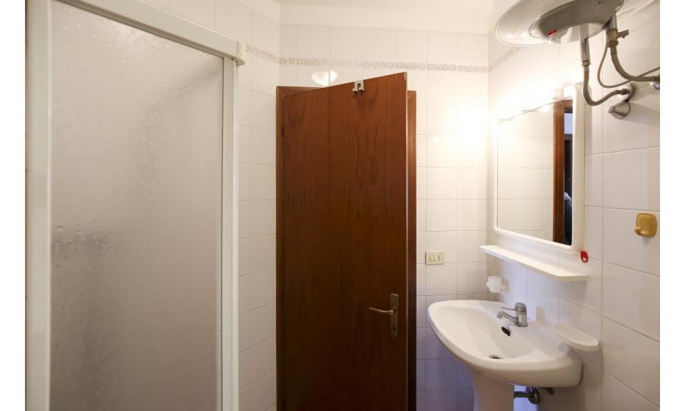 residence LE ZATTERE: C6 - bagno con box doccia (esempio)