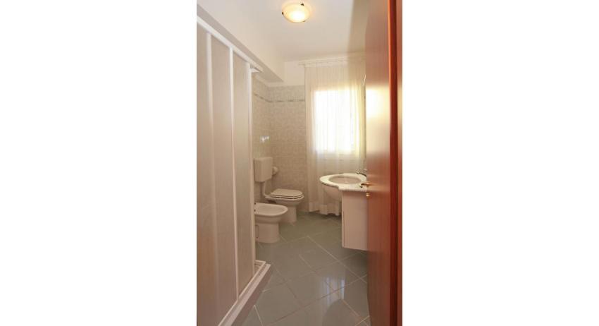 residence ROBERTA: C8S - bagno con box doccia (esempio)